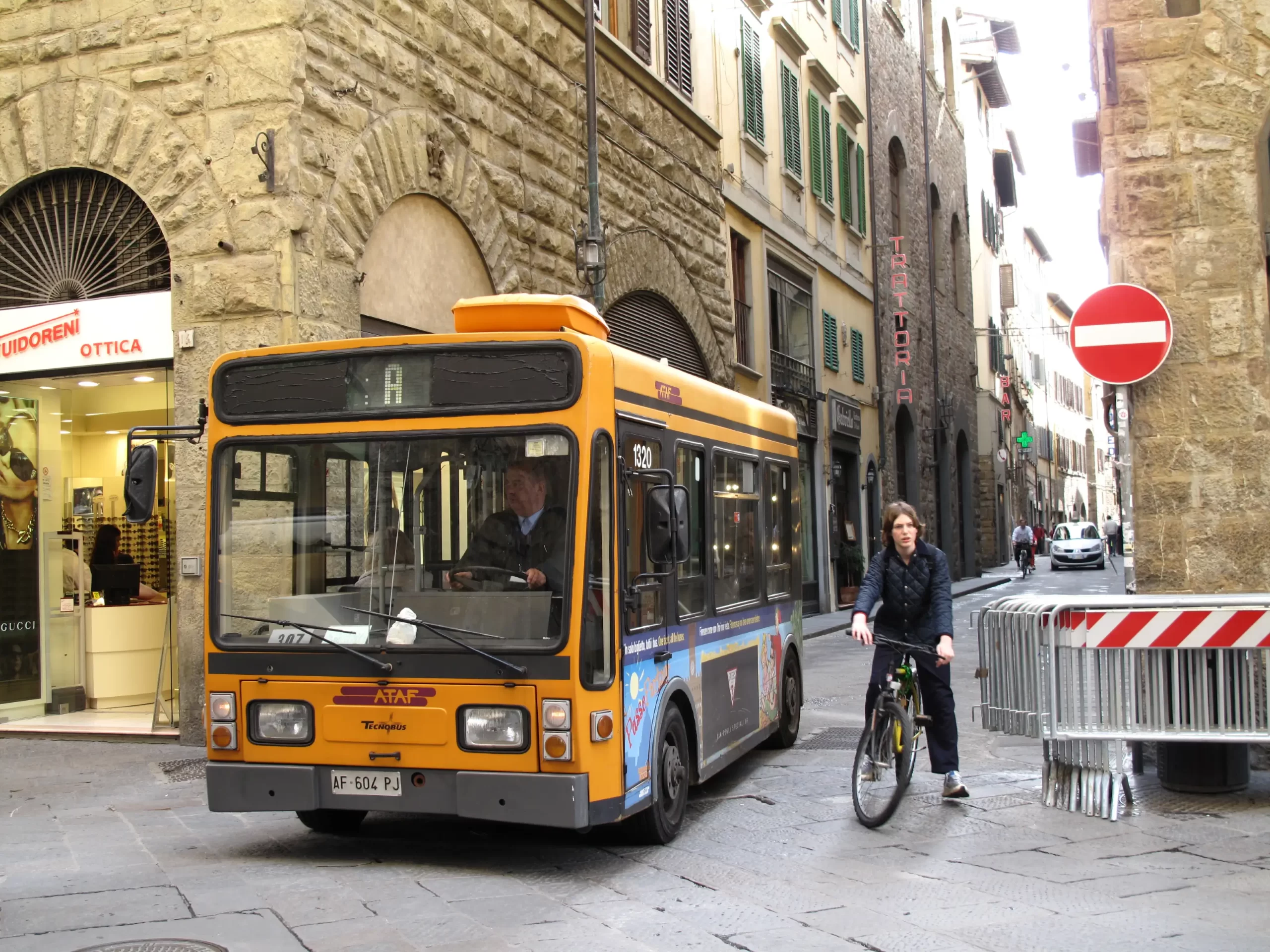 Fotos tomadas en la avenida Florence; un tranvía en 1955 y un autobús ayer  por la tarde